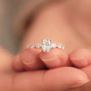 RadiantPure - Oval ring med hvide sten for tidløs elegance i forlovelse og bryllup