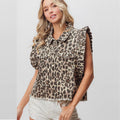 Lily – Moderne vest med flæsedetaljer og leopardprint