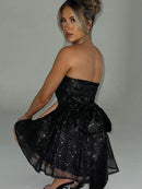 Melva – Elegante Off skulder Minikjole med Figursyet og Glitrende Design