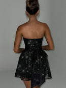 Melva – Elegante Off skulder Minikjole med Figursyet og Glitrende Design