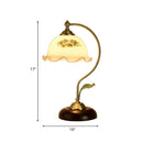 VintaLume - LED bordslampe med blomsterfod & plisseret