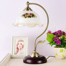 VintaLume - LED bordslampe med blomsterfod & plisseret