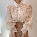 Clara – Chic bluse med lange ærmer og knaplukning foran