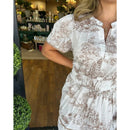 Monica – Kortærmet maxikjole med v udskæring og unikt print