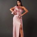 Grace - Elegant en-skulder kjole med sideslids