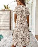 Mira - Printet midikjole med dyb V-udskæring og korte ærmer