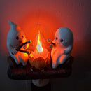 GhostGlow - Flimrende lejrbålslampe med 3D LED-spøgelse