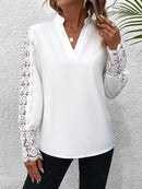 Lily - Stilfuld V-hals top med feminine blonde detaljer