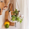 LeafHug – Bærbar hængende blomsterpotte med dovendyrsdesign