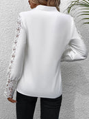 Lily - Stilfuld V-hals top med feminine blonde detaljer