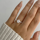 RadiantPure - Oval ring med hvide sten for tidløs elegance i forlovelse og bryllup