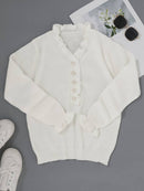 Femke sweater med flæser og dekorative knapper