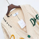 Lena V-hals cardigan med broderi patchwork og knaplukning