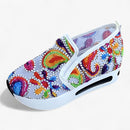 Amanda – Slip on sneakers med kileformet sål og blomsterbroderidetaljer