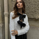 Anaya elegant cropped top med lange ærmer og sløjfedetaljer