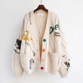Lena V-hals cardigan med broderi patchwork og knaplukning