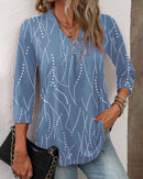 PrintedElegance - Top med V udskæring og knapper