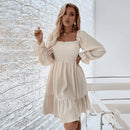 Lina - Flæsekjole med lange ærmer og elegant firkantet