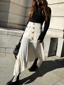 Lina moderne plisseret nederdel med lagdelt look og knapper