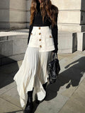 Lina moderne plisseret nederdel med lagdelt look og knapper