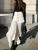 Lina moderne plisseret nederdel med lagdelt look og knapper