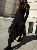 Lina moderne plisseret nederdel med lagdelt look og knapper