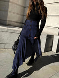 Lina moderne plisseret nederdel med lagdelt look og knapper