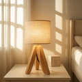 Moderne træbordlampe med hørskærm