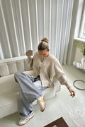 Elara fluffy cardigan med knaplukning