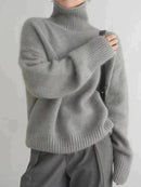 Maya – Ribbet oversized sweater med høj hals og lange ærmer