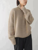 Maya – Ribbet oversized sweater med høj hals og lange ærmer