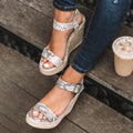Lila – Espadrille kilehælsandaler med justerbar ankelrem