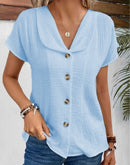 Elise – Chic bluse med krave & knaplukning foran