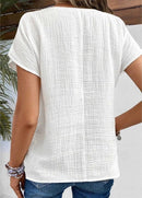 Elise – Chic bluse med krave & knaplukning foran