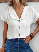 Elise – Chic bluse med krave & knaplukning foran