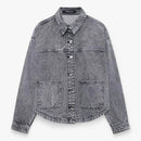 Let denimjakke med en moderne silhuet