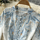 Joyce – Elegant kjole med knaplukning, pufærmer og paisleymønster