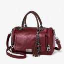 Juliana - rendy og funktionel crossbody-taske med kvastdetalje