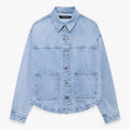 Let denimjakke med en moderne silhuet