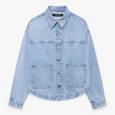 Let denimjakke med en moderne silhuet