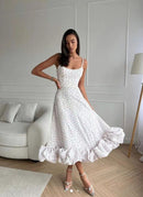 Ava – Ærmeløs kjole med flæsedetalje og høj talje