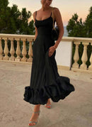 Ava – Ærmeløs kjole med flæsedetalje og høj talje