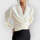 Marie elegant bluse med V-hals og lange ærmer