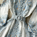 Joyce – Elegant kjole med knaplukning, pufærmer og paisleymønster