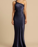 Sophie - One-shoulder kjole med slank pasform og kantet
