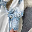 Joyce – Elegant kjole med knaplukning, pufærmer og paisleymønster