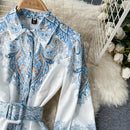 Joyce – Elegant kjole med knaplukning, pufærmer og paisleymønster