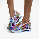 Amanda – Slip on sneakers med kileformet sål og blomsterbroderidetaljer