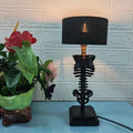 LED-bordlampe med skeletinspireret design