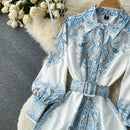 Joyce – Elegant kjole med knaplukning, pufærmer og paisleymønster